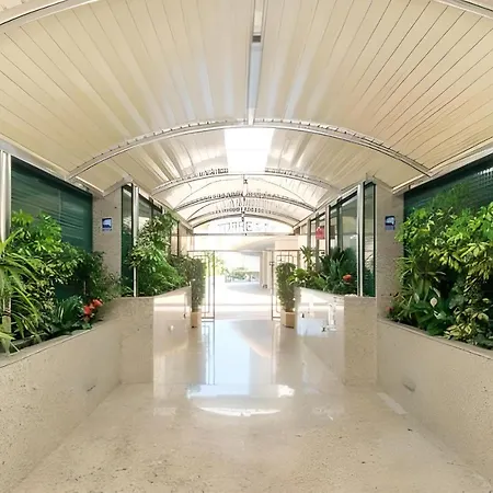 Hermoso Piso En Edificio Gemelos En דירה *